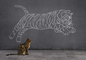 Chat regardant un tigre dessiné sur un mur