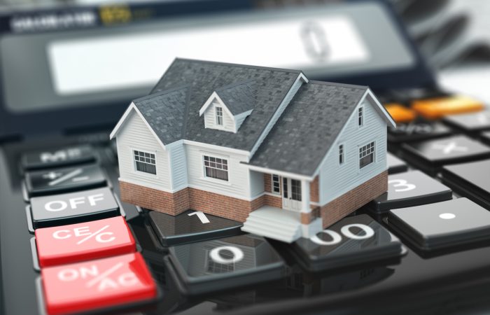 Miniature de maison sur une calculatrice