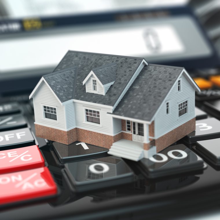 Miniature de maison sur une calculatrice