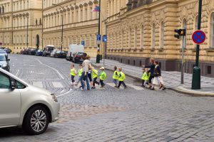 Enfants traversent sur le passage piéton