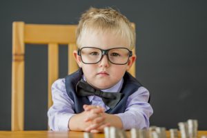 Petit garçon habillé en financier