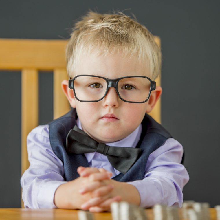 Petit garçon habillé en financier