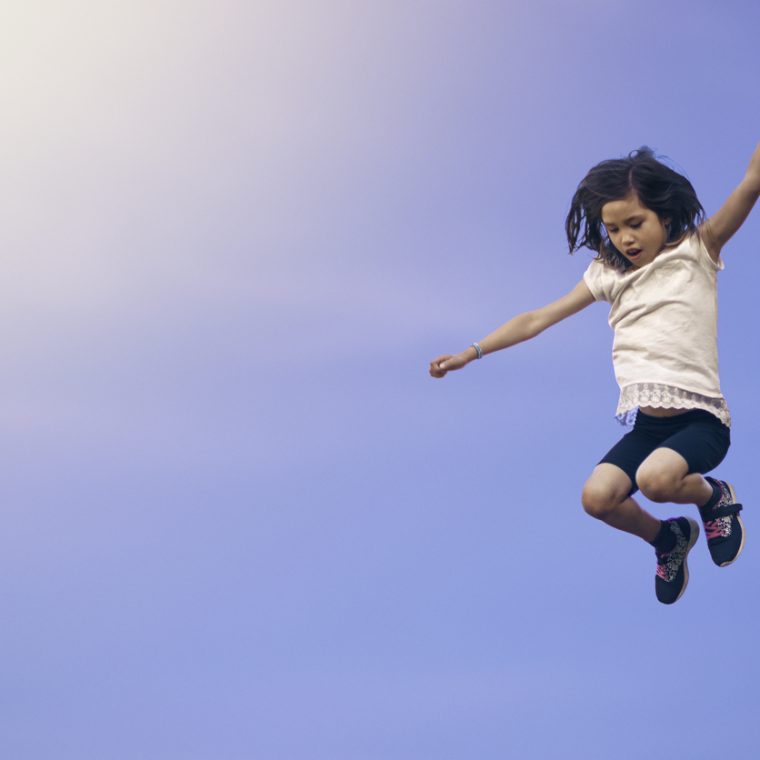 Fille sautant vers le ciel