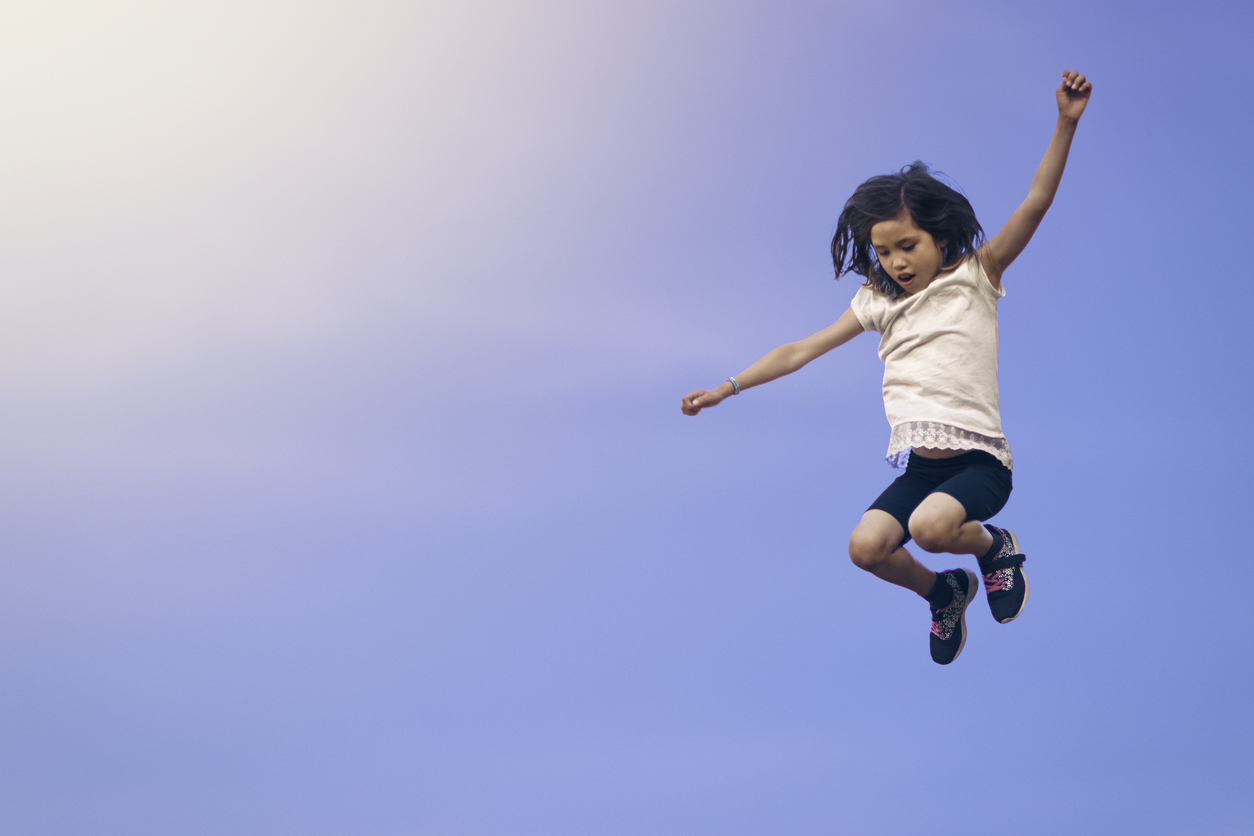 Fille sautant vers le ciel