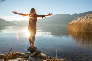 Jeune femme sur un lac de montagne