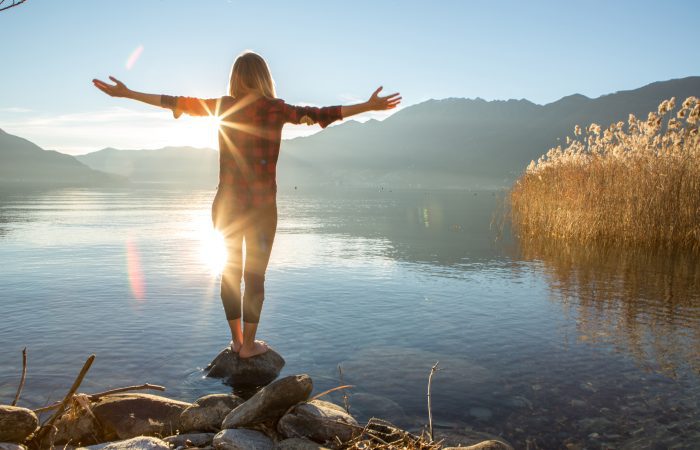 Jeune femme sur un lac de montagne