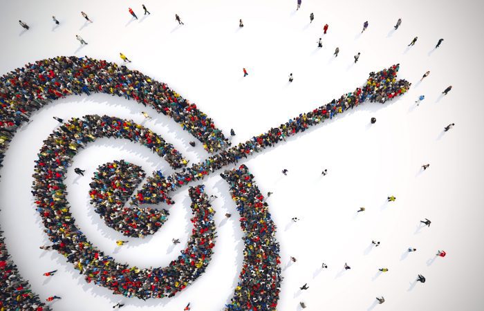 Foule de gens formant une cible percée par une flèche