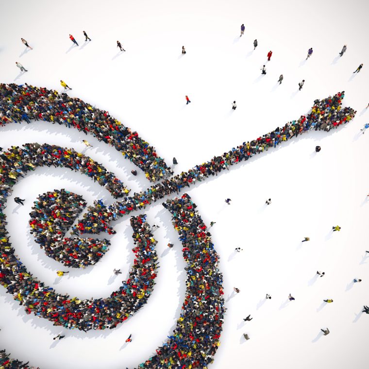 Foule de gens formant une cible percée par une flèche