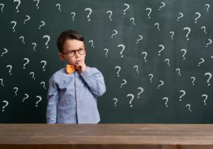 Enfant devant un tableau