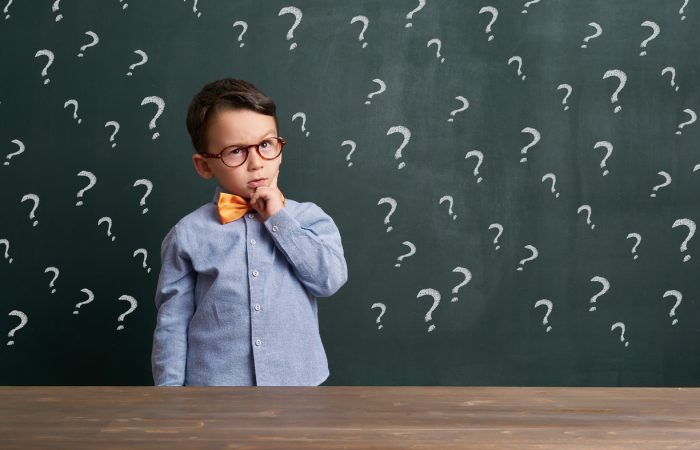 Enfant devant un tableau