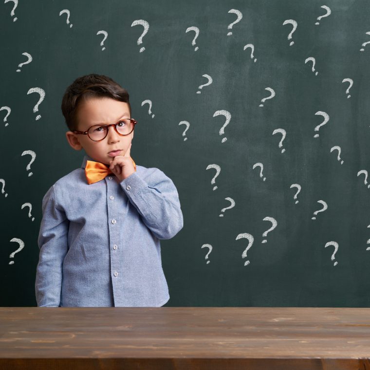 Enfant devant un tableau