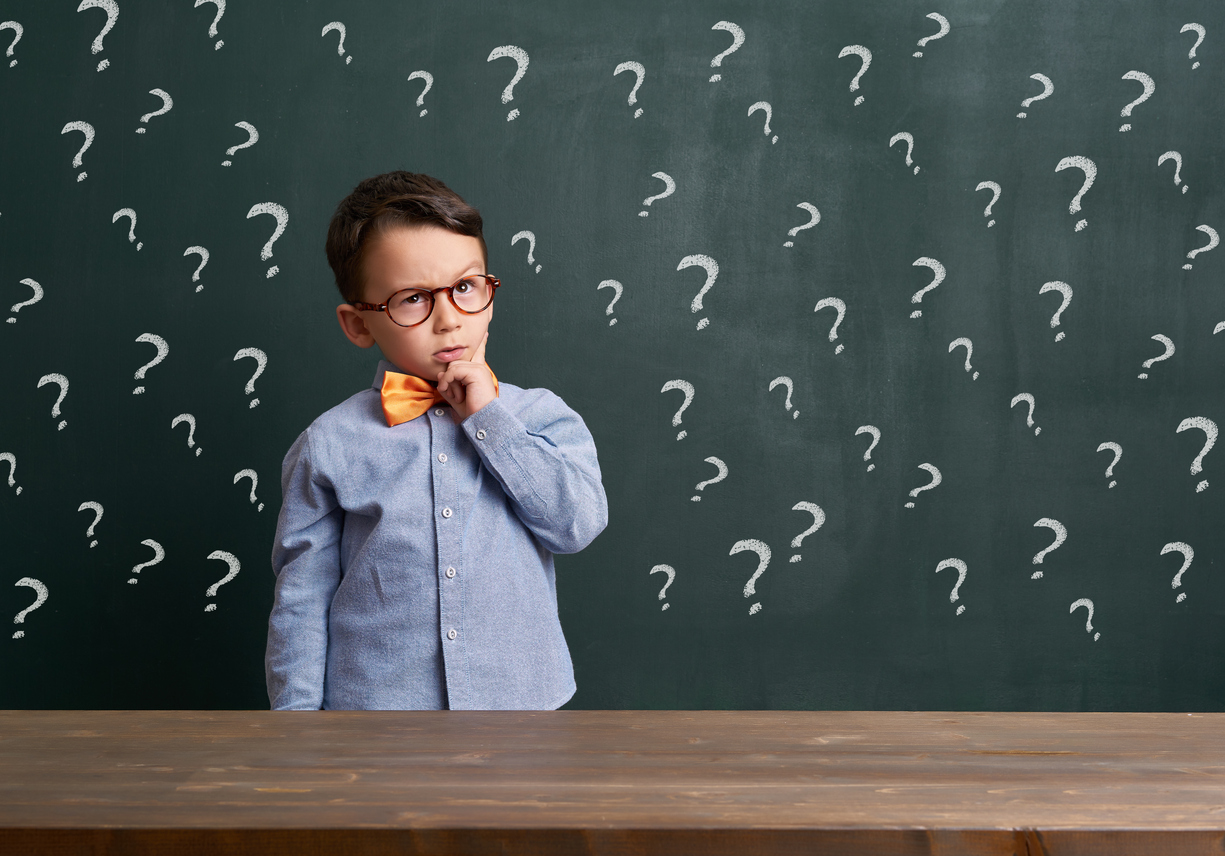 Enfant devant un tableau