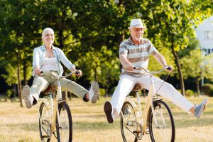 Couple appréciant de faire du vélo