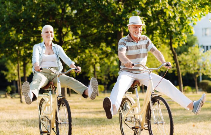 Couple appréciant de faire du vélo