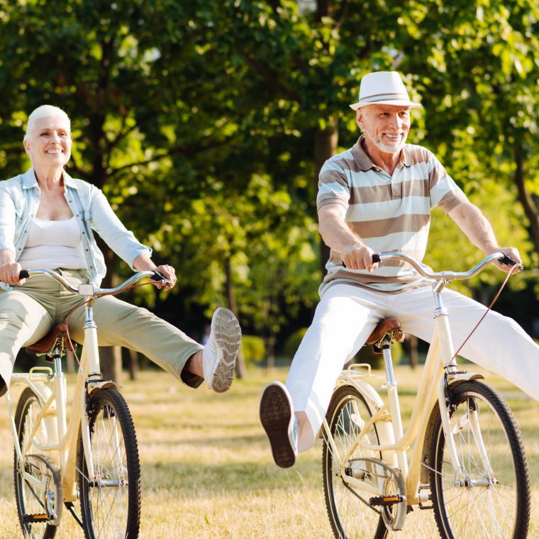 Couple appréciant de faire du vélo