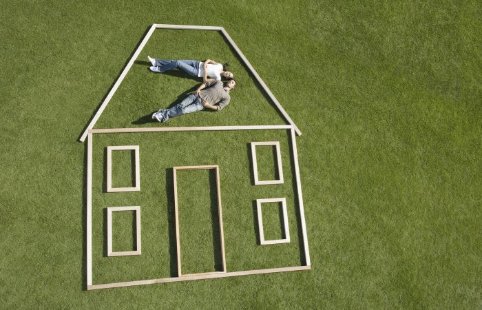 Couple allongé sur l'herbe