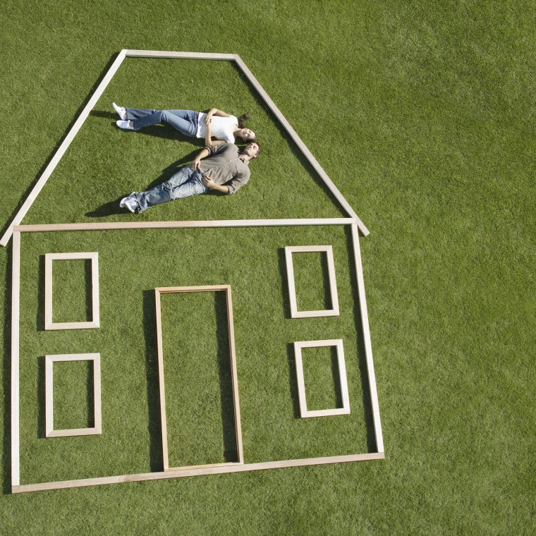 Couple allongé sur l'herbe