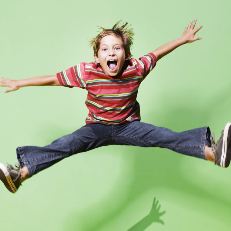 Garçon sautant de joie