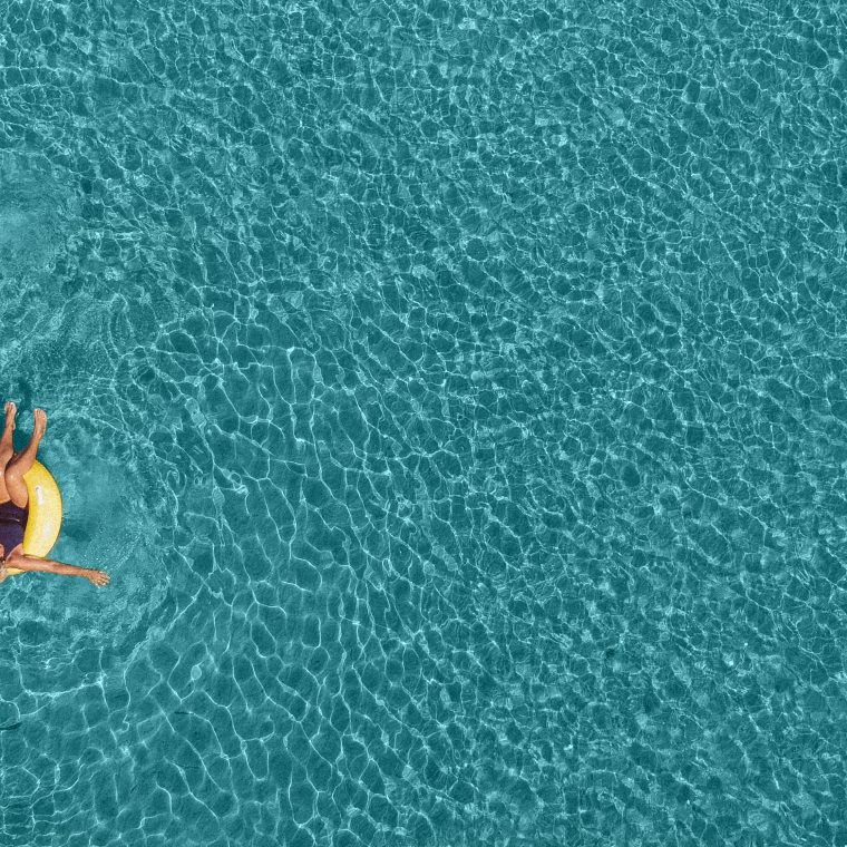Couple sénior à la piscine