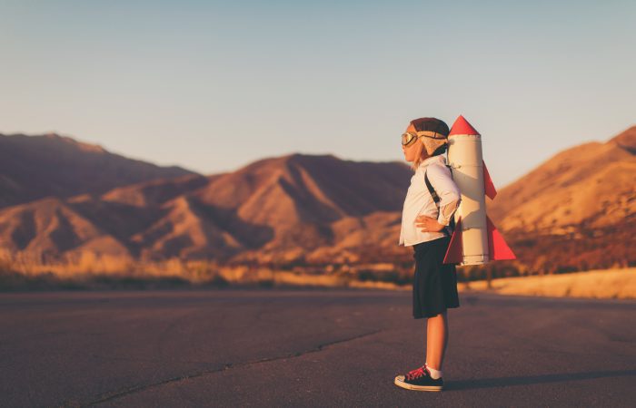 Jeune fille avec une fusée