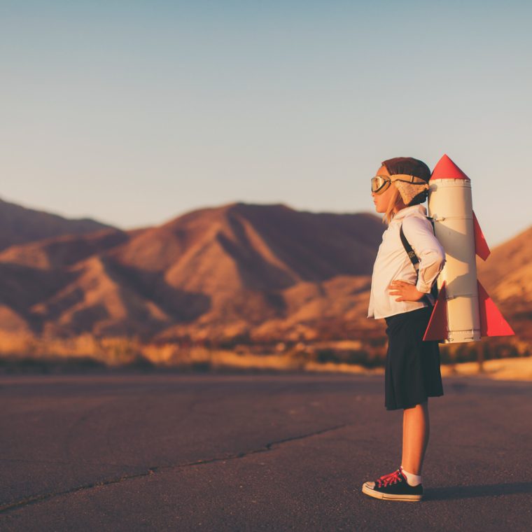 Jeune fille avec une fusée