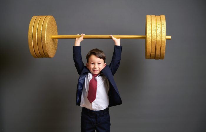Enfant soulevant un haltère en or