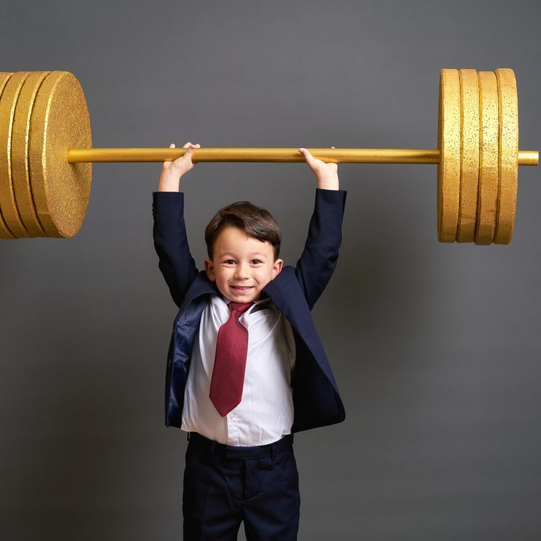 Enfant soulevant un haltère en or