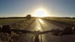 Vélo sur une route de montagne