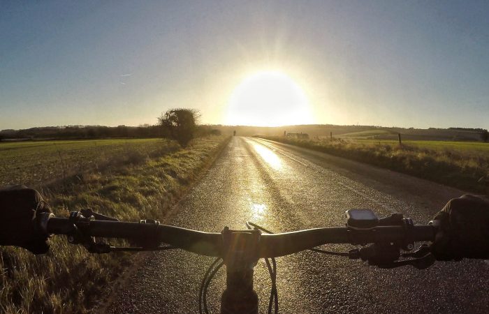 Vélo sur une route de montagne