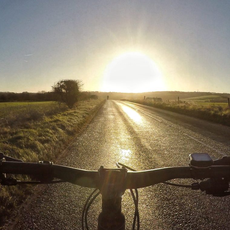 Vélo sur une route de montagne
