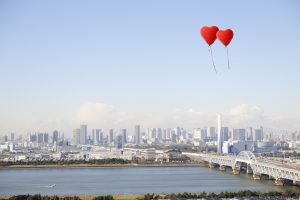 Ballons en forme de cœur rouge flottant dans le ciel