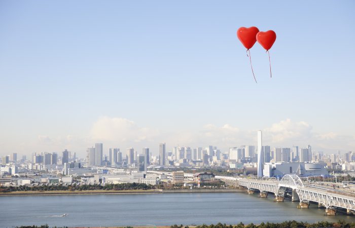 Ballons en forme de cœur rouge flottant dans le ciel
