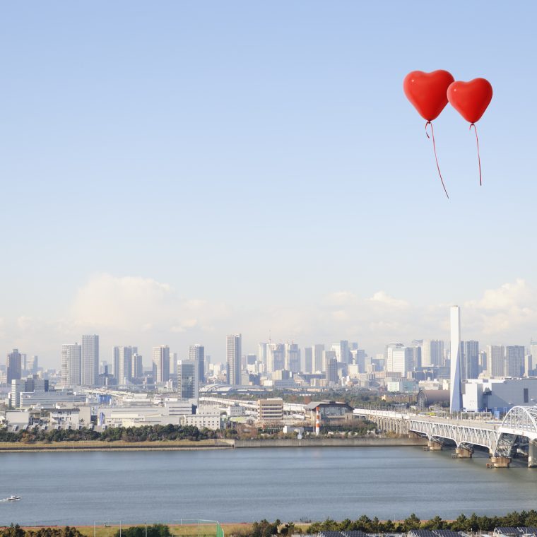 Ballons en forme de cœur rouge flottant dans le ciel