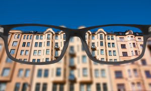 Vue d'un immeuble à travers des lunettes