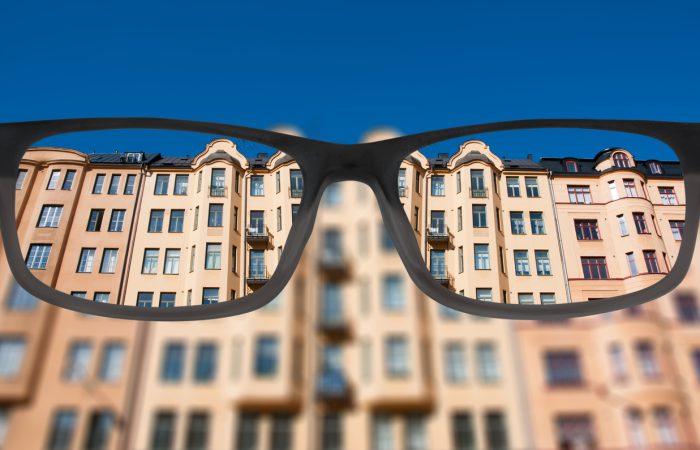 Vue d'un immeuble à travers des lunettes