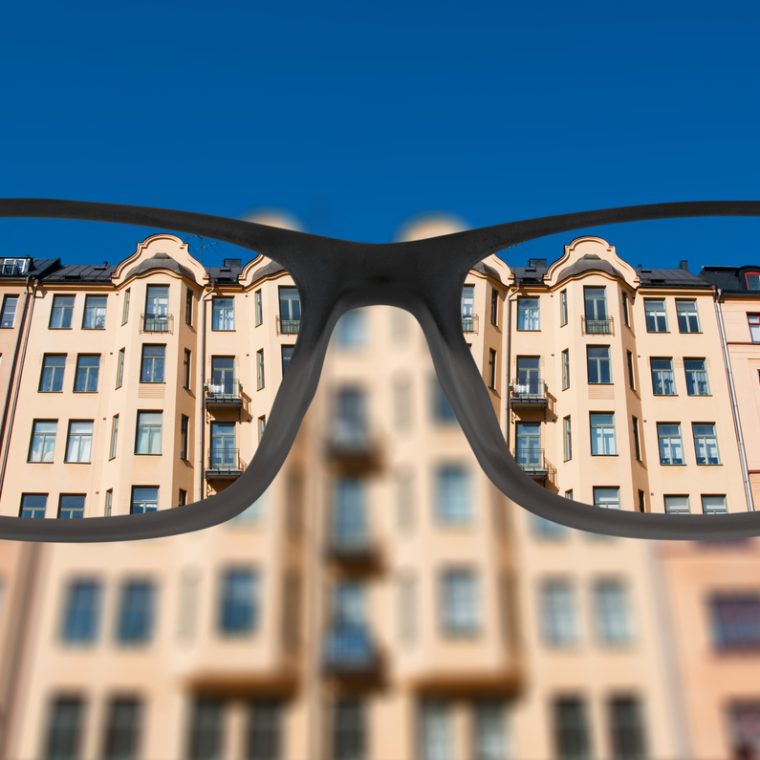 Vue d'un immeuble à travers des lunettes