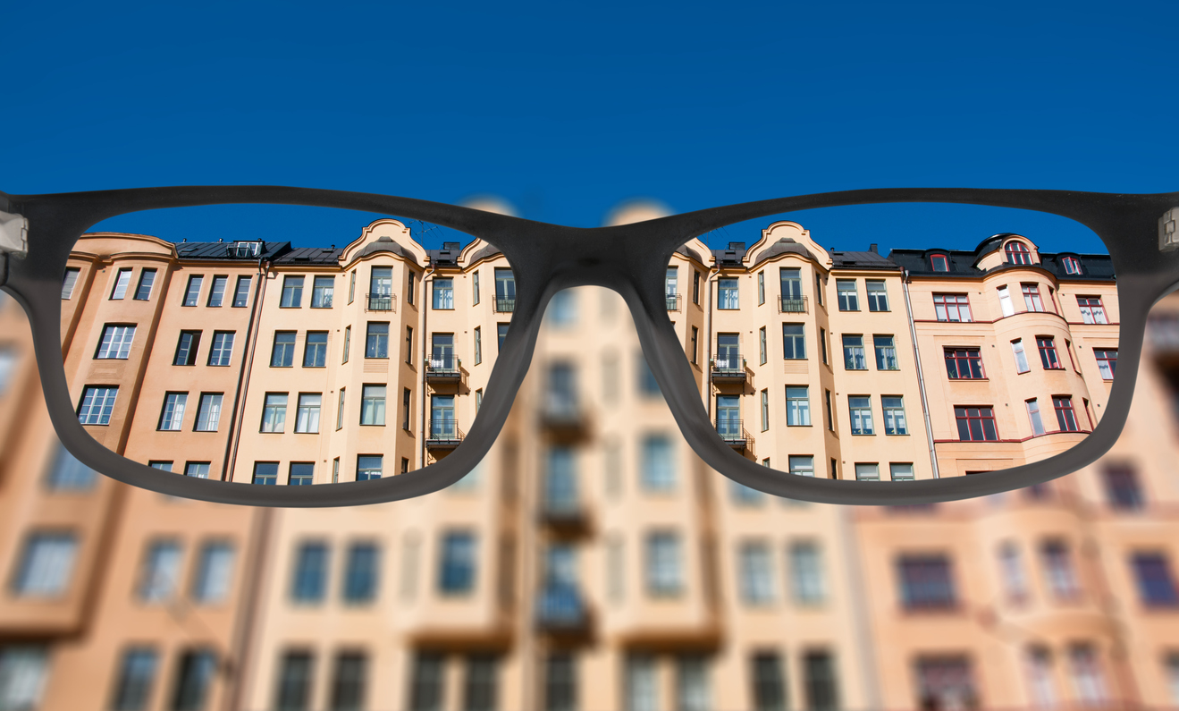 Vue d'un immeuble à travers des lunettes