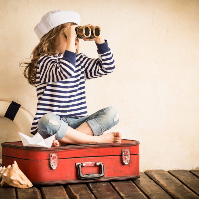 Petit fille dans un décor de marin