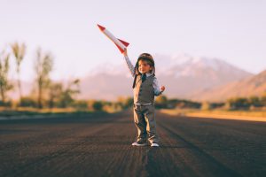 Petit garçon faisant voler sa fusée