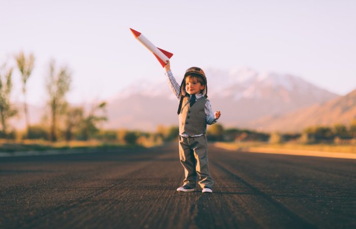 Petit garçon faisant voler sa fusée