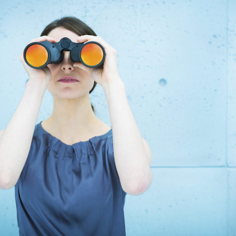 Femmes avec des jumelles