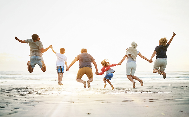 Famille sautant sur la plage