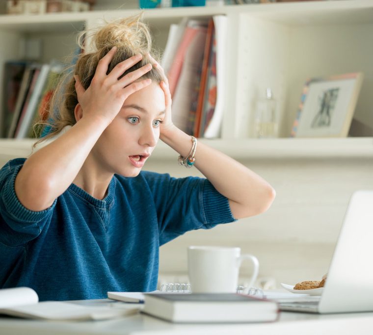 Jeune femme abasourdie