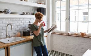 Femme buvant son café