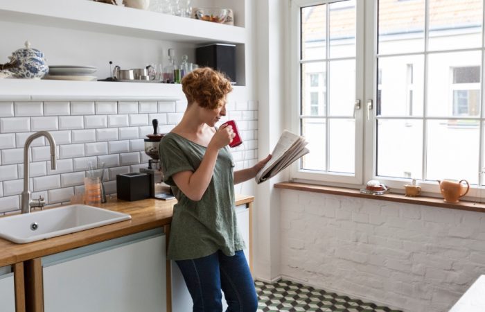 Femme buvant son café