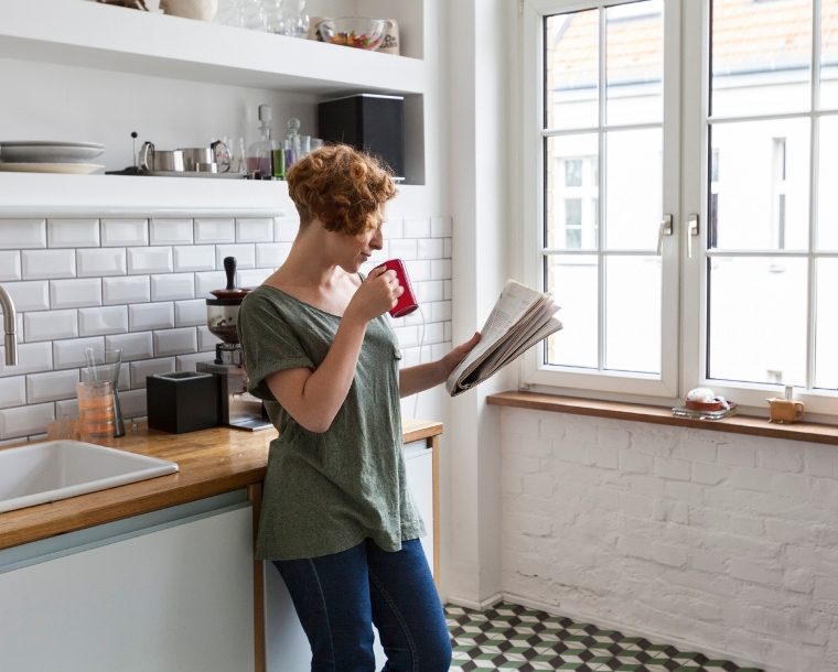 Femme buvant son café