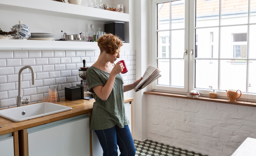 Femme buvant son café