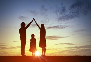 Famille face au coucher de soleil