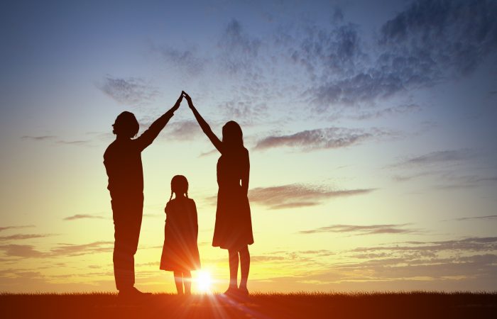 Famille face au coucher de soleil