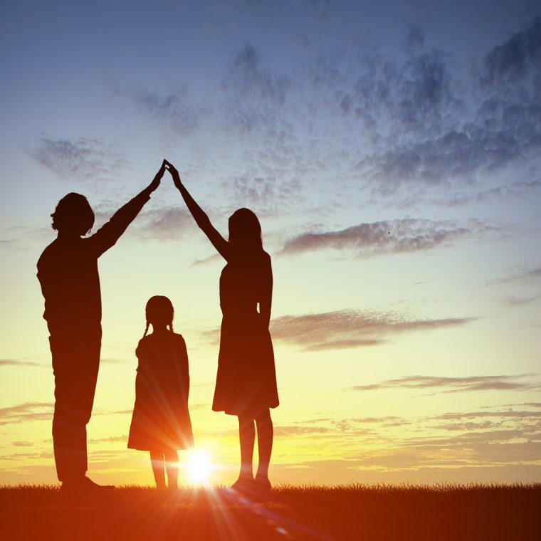 Famille face au coucher de soleil